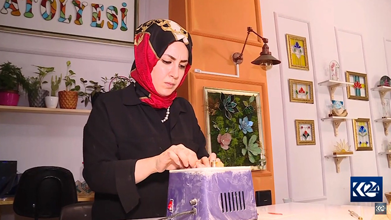 Jineke hunermend li nav Sûrê hunera çamê zindî dihêle